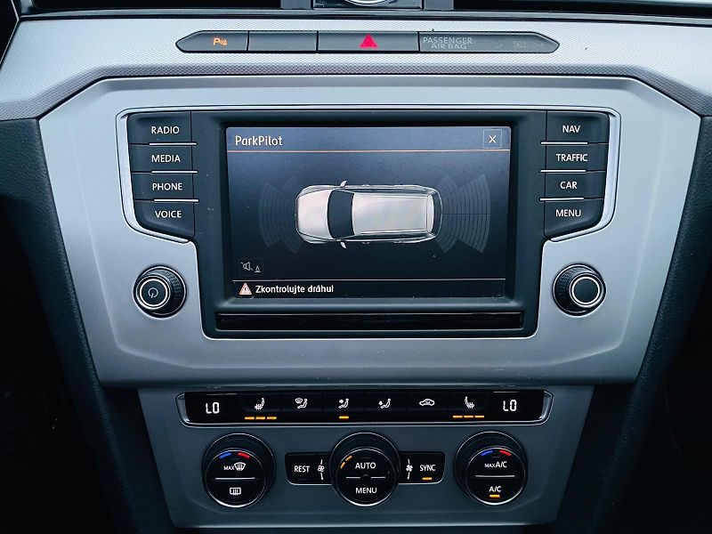 Volkswagen Passat 2.0TDI AUTOMAT VÝHŘEV SERVISKA - fotka 37 z 54