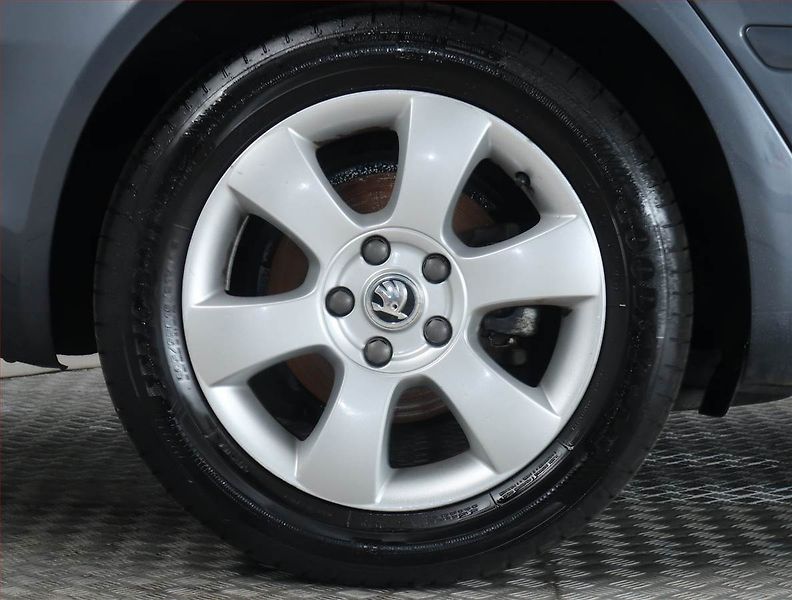 Škoda Octavia (2010) Ambiente 1.6 TDI 4x4, 4X4 - fotka 14 z 17