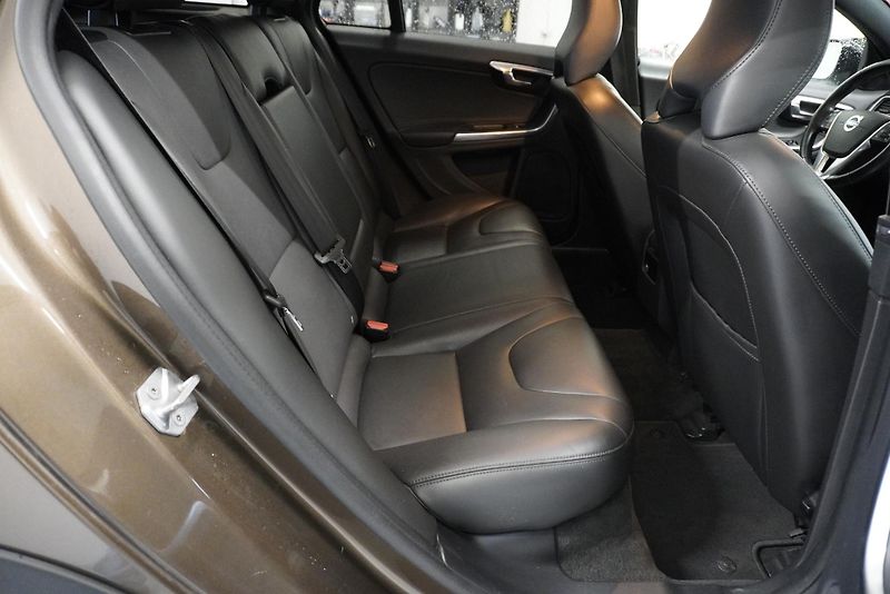 Volvo V60 (2016)  D4 MOMENTUM - fotka 22 z 24