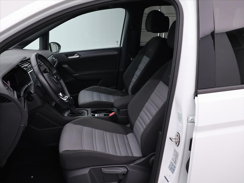 Volkswagen Touran 1,5 TSI 110kW DSG R-line DPH - fotka 11 z 29