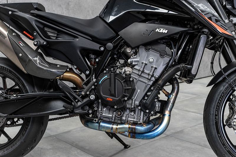 KTM 890 Duke L *AKRAPOVIC* - fotka 7 z 20