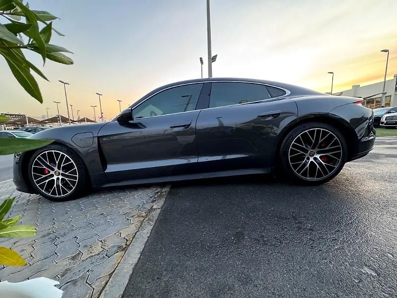 Porsche Taycan (2021) Elektrický sportovní sedan  12 - fotka 4 z 20