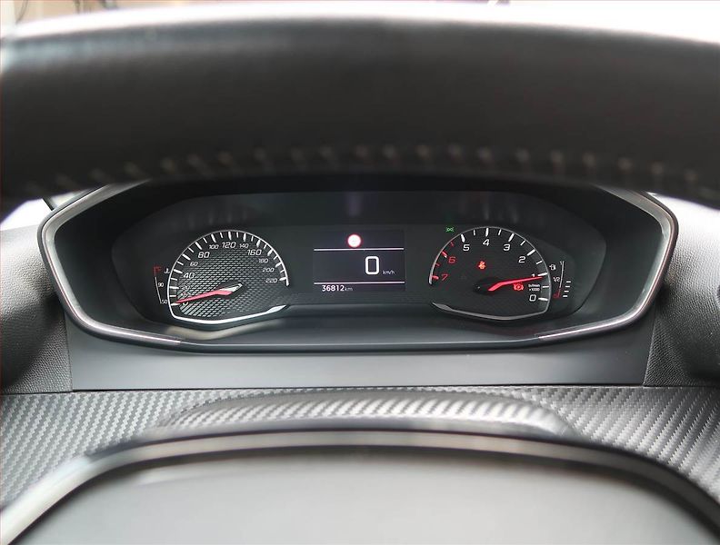Peugeot 208 (2022) Allure 1.2 PureTech - fotka 11 z 17