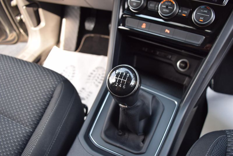 Volkswagen Touran (2017) 1.4TSI 110kw CLBMT 7MÍST TAŽNÉ - fotka 35 z 41