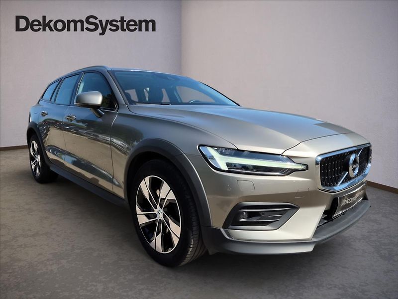 Volvo V60 2,0 D4 AWD Cross Country - fotka 2 z 19