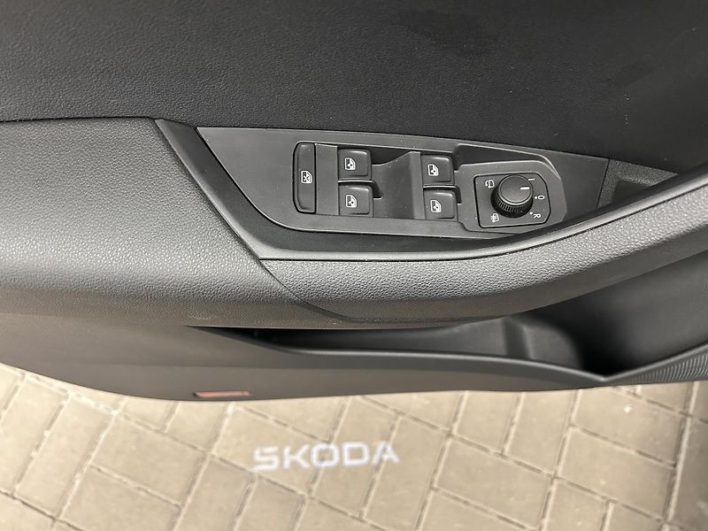 Škoda Karoq 1.5 TSI SportLine - fotka 15 z 23