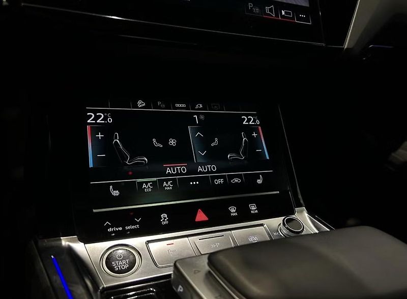 Audi Q8 e-tron 55 Q 360k Pano Matrix 4 zóny   - fotka 15 z 18