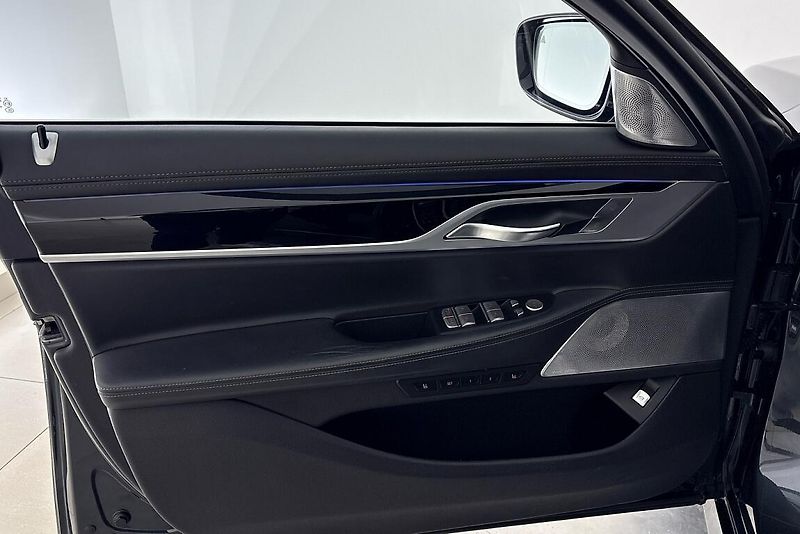 BMW Řada 7 750d xDrive - fotka 16 z 29