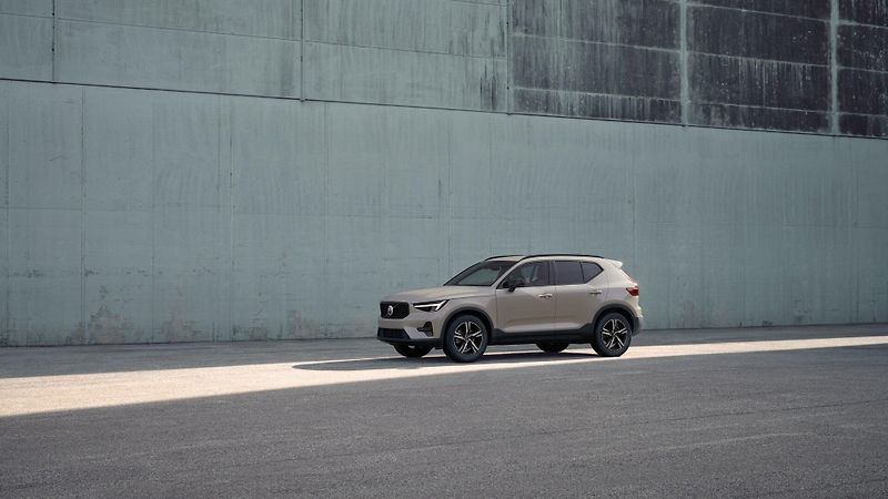 Volvo XC40 (2026) B3 AUT DARK PLUS - fotka 2 z 11