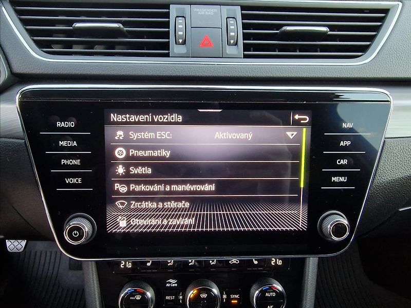 Škoda Superb 2.0TDI 110kW Style Combi,1Maj - fotka 31 z 49