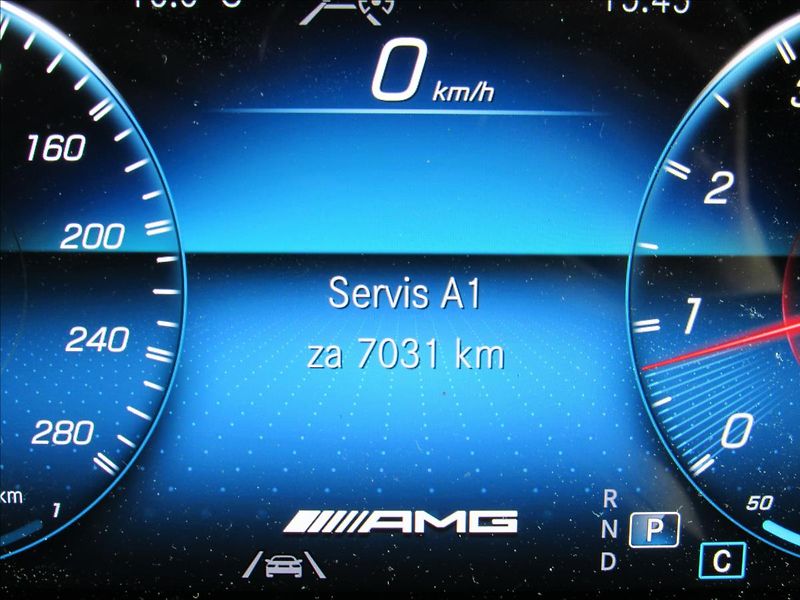 Mercedes-Benz GLB 2,0 AMG 35 225kW - fotka 16 z 35