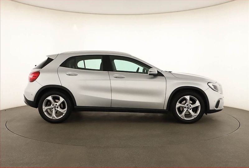 Mercedes-Benz GLA (2019) 180, Kůže, Navi, Tempomat - fotka 6 z 13
