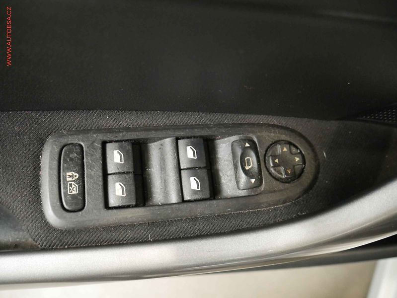 Peugeot 308 (2007) 1.6i, AC - fotka 15 z 15