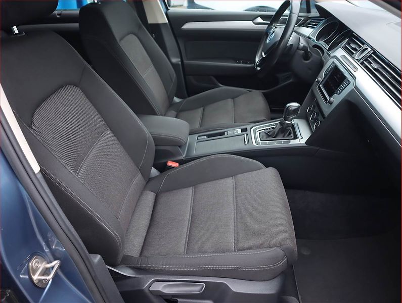 Volkswagen Passat (2015) 2.0 TDI, Automat, Serv.kniha - fotka 9 z 20