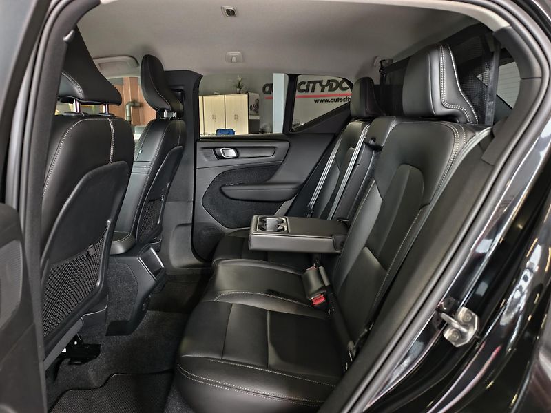 Volvo XC40 D4 140kW AWD, INSCRIPTION, DPH - fotka 10 z 25