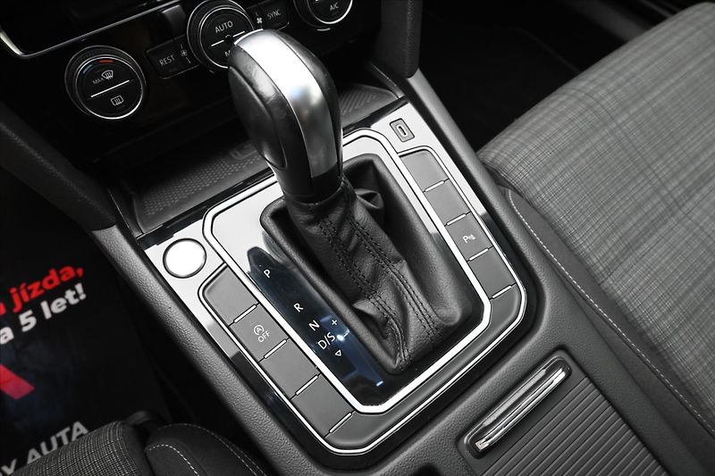 Volkswagen Passat 2,0 TDI 110 kW DSG Business Zá - fotka 23 z 32