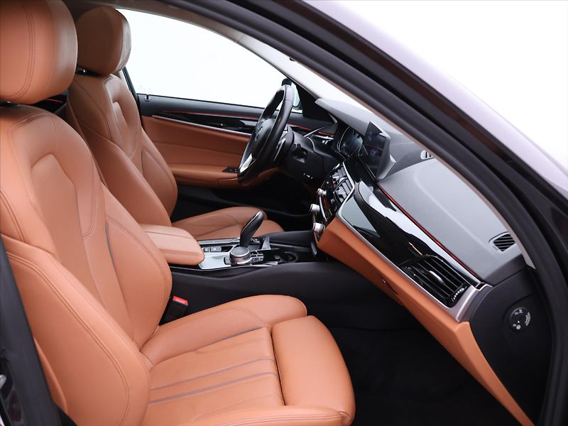 BMW Řada 5 2,0 520da 120kW Sport - fotka 14 z 38