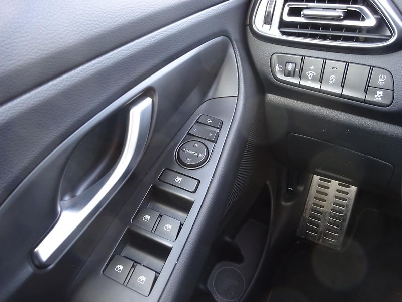 Hyundai i30 1.5 T-GDI 103kW DCT N-Line - fotka 13 z 19