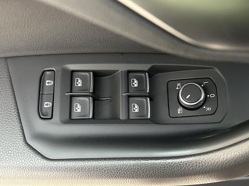Volkswagen Touareg 3.0 TSI 4x4 R-Line - fotka 15 z 34