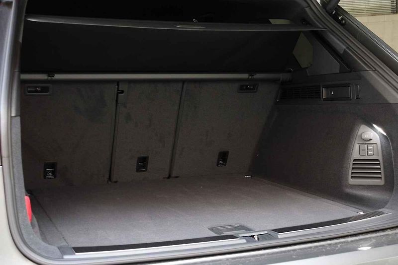 Volkswagen Touareg 3.0 TDI ve výbavě R-line.