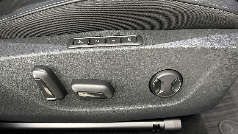 Škoda Octavia 2.0 TDI DSG 4x4 Scout Combi - fotka 23 z 33