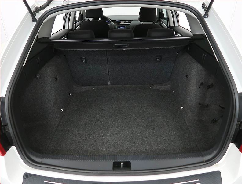 Škoda Octavia (2013) 1.6 TDI, Serv.kniha - fotka 13 z 16