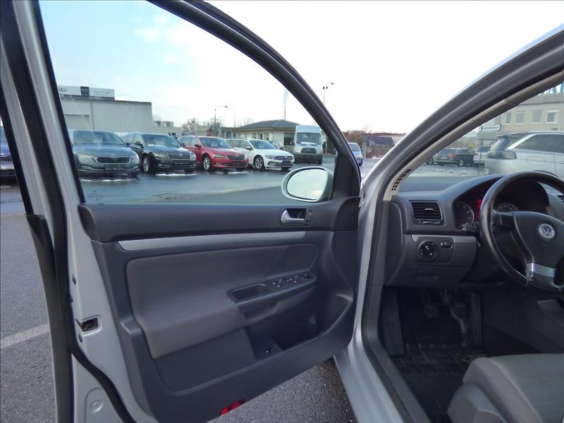 Volkswagen Golf 1,6 Digi Klima,Webasto  Tour - fotka 9 z 42