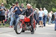 Na akci Jízda do vrchu a výstava historických vozidel se představilo na tři sta automobilů a motocyklů.