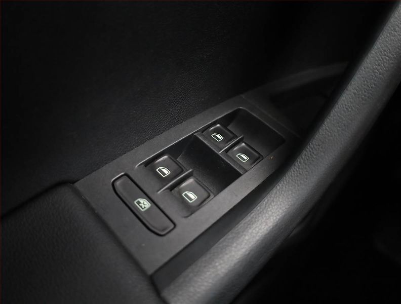 Škoda Octavia (2013) Ambition 1.6 TDI, Tempomat - fotka 15 z 19