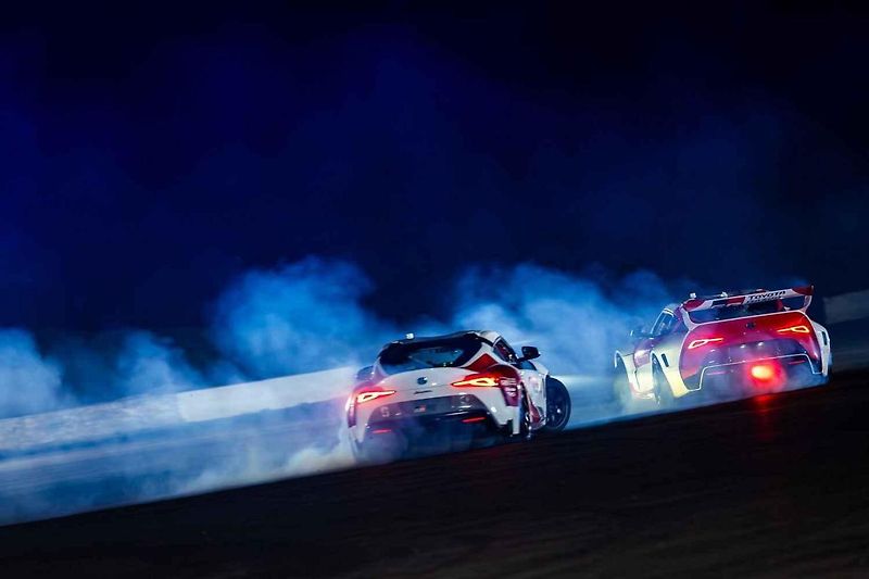 Toyota Supra při autonomním driftování v tandemu