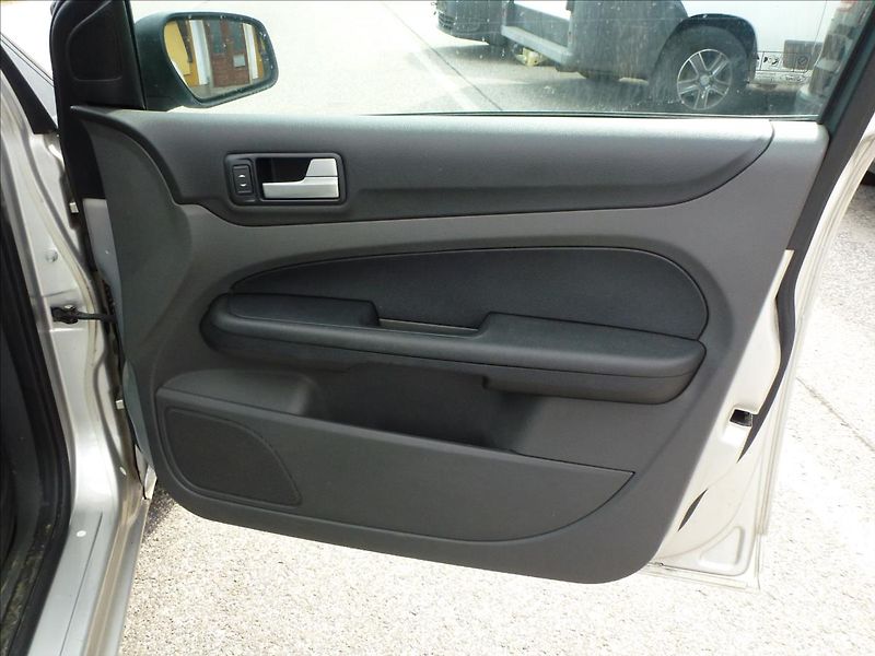 Ford Focus 1,6 16V NOVÁ STK - fotka 25 z 48