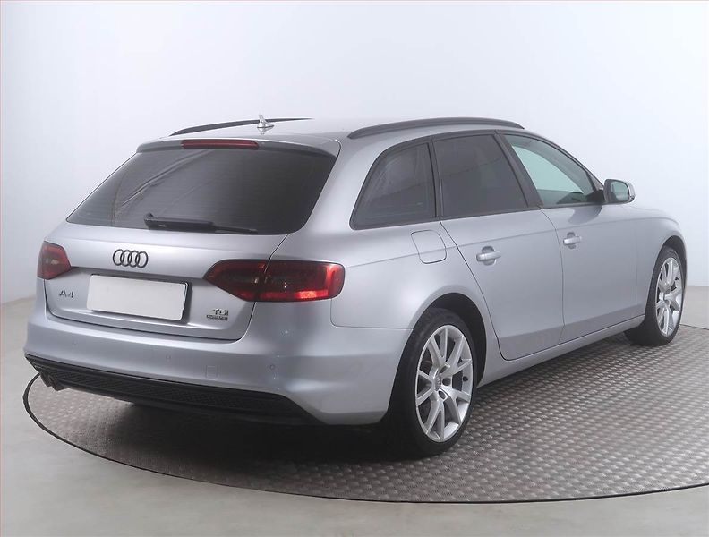 Audi A4 (2015) Attraction 2.0 TDI, 4X4 - fotka 5 z 15