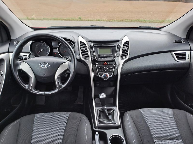 Hyundai i30 1.4i PĚKNÝ STAV, SERVISKA - fotka 15 z 32