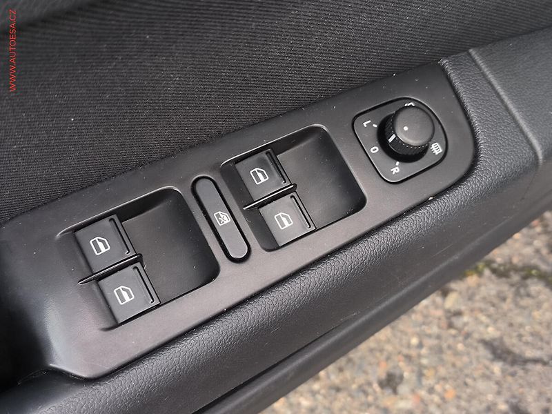 Škoda Superb (2011) 2.0TDi, ČR, Xenon - fotka 15 z 17