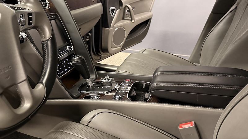 Bentley Flying Spur (2016) 6.0 W12,630PS-335KM/HOD,KRÁSNÝ - fotka 33 z 55
