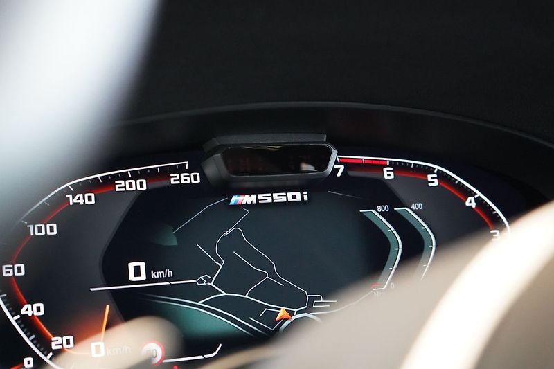 BMW Řada 5 M550i xDrive, Nezávislé, Laser - fotka 29 z 50