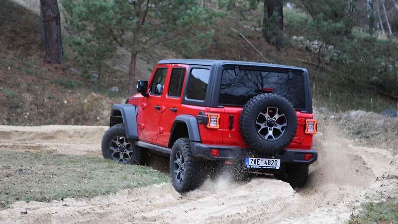 Ve standardním provedení umí nový Wrangler projet až 76 cm hluboký brod. Jednoduchým zvýšením sání z něj ale uděláte ponorku.