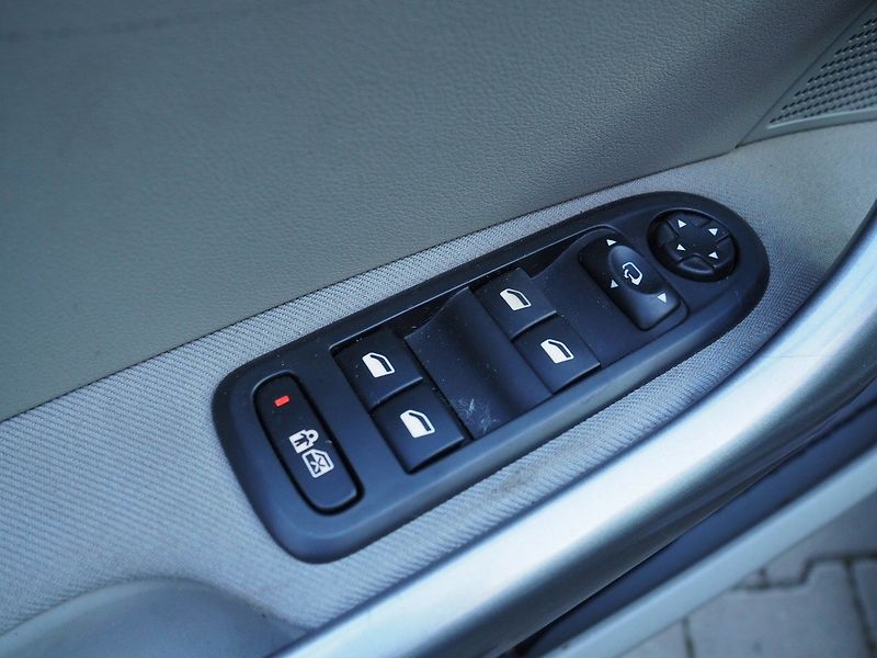 Peugeot 308 (2012) 2.0 HDi Panorama Automat - fotka 18 z 30