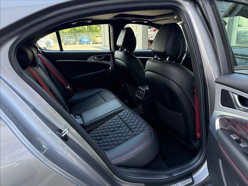 Genesis G70 2,0 T AWD  SB Sport Panorama - fotka 13 z 25