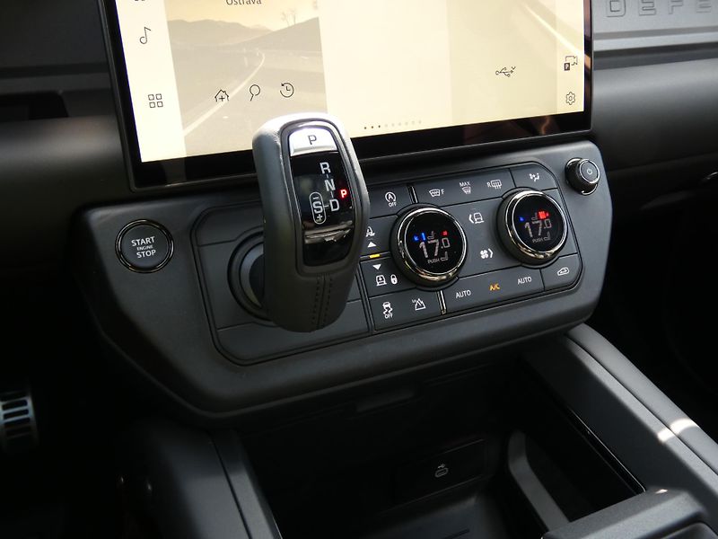 Land Rover Defender 110 4,4 OCTA P635 - fotka 33 z 46