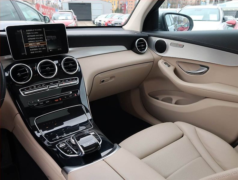 Mercedes-Benz GLC (2018) 300 - fotka 8 z 29