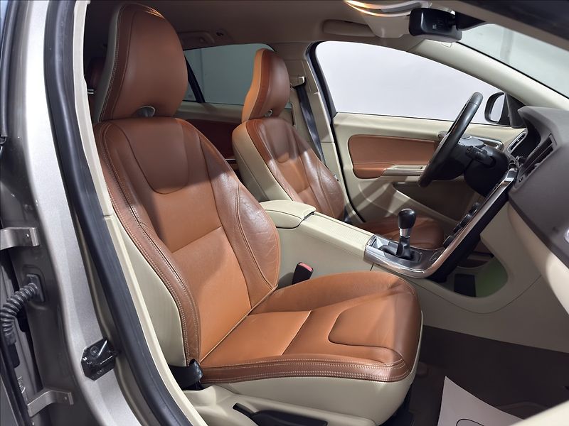 Volvo V60 2,0   T5 177KW SUMMUM XENON - fotka 26 z 38
