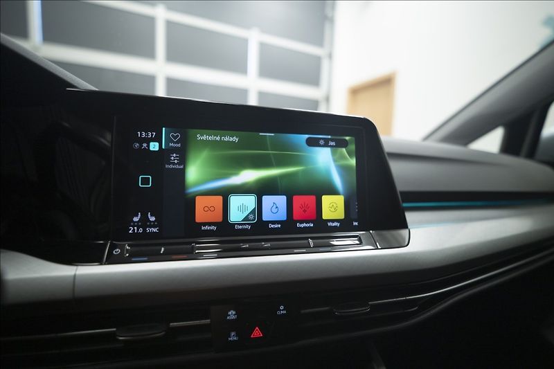 Volkswagen Golf 1,5 eTSI DSG KAMERA VÝHŘEV ČR - fotka 31 z 41
