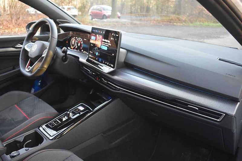 Volkswagen Golf GTI se cítí skvěle na méně frekventovaných silnicích.