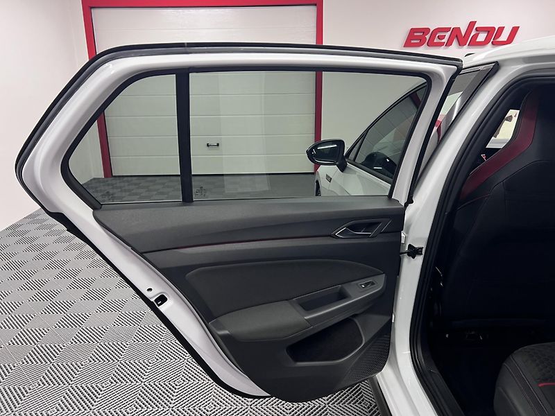 Volkswagen Golf GTI Clubsport 2.0 TSI 221 kW  - fotka 15 z 43