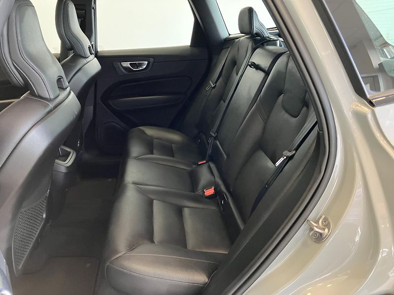 Volvo XC60 B4 AWD PLUS DARK AT8, ČR - fotka 11 z 41