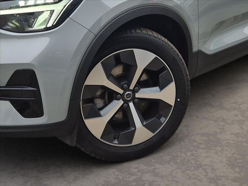 Volvo XC40 2,0 B3 Plus Dark - fotka 6 z 19