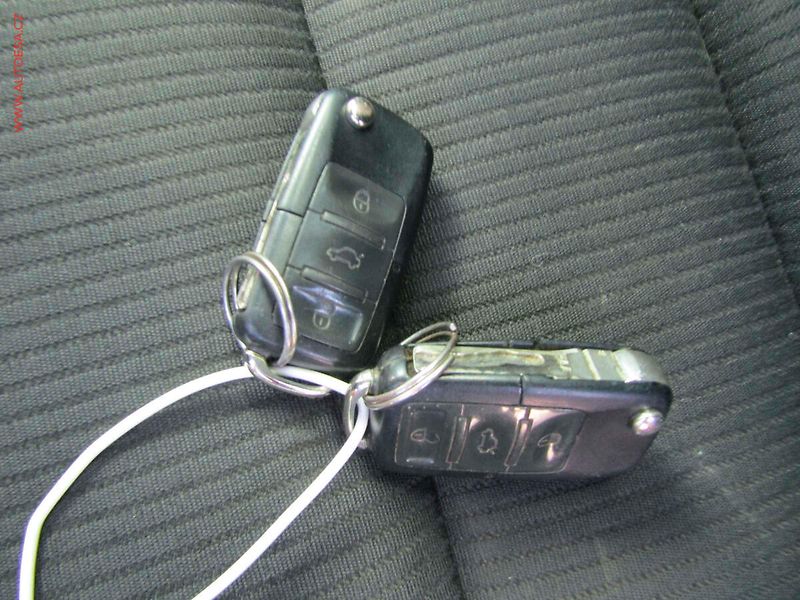 Volkswagen Passat (2002) 1.6 i, AC, výhřev sed - fotka 14 z 14
