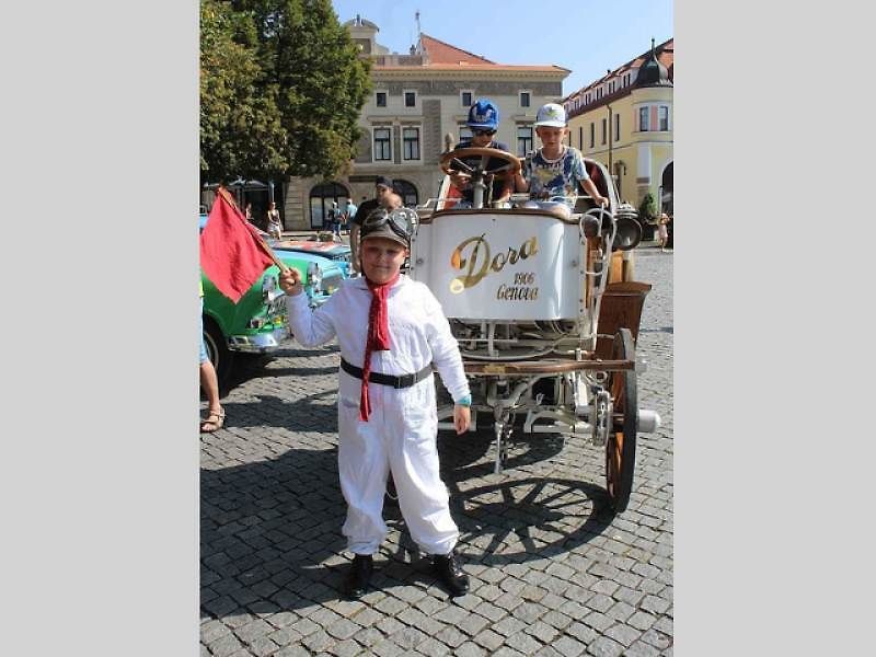 Spanilá jízda historických skvostů startovala ze zaplněného náměstí v Uherském Hradišti
