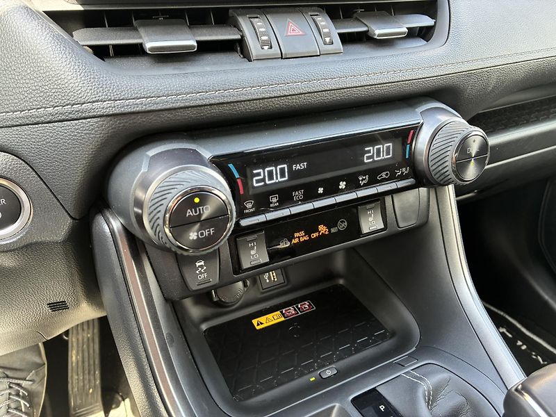 Toyota RAV4 2.5 HSD e-CVT AWD GR-Sport - fotka 21 z 23